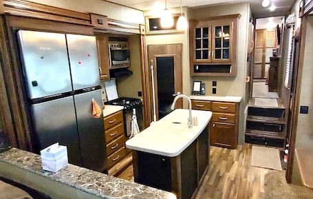Fridge, microwave, oven, stovetop. Cozy RV in Enchanting Silver Springs with WiFi, AC, TV, fire pit & horse stable