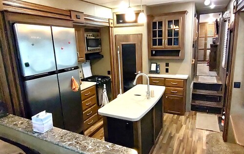 Cozy RV in Enchanting Silver Springs with WiFi, AC, TV, fire pit & horse stable
