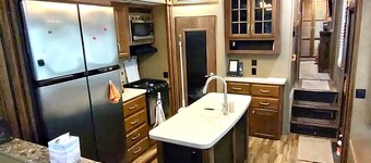 Cozy RV in Enchanting Silver Springs with WiFi, AC, TV, fire pit & horse stable