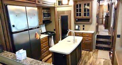 Cozy RV in Enchanting Silver Springs with WiFi, AC, TV, fire pit & horse stable
