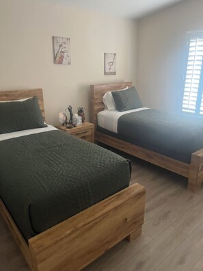 2 slaapkamers, een strijkplank/strijkijzer, wifi, beddengoed