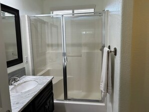 Dusj, hårføner, håndklær og toalettpapir