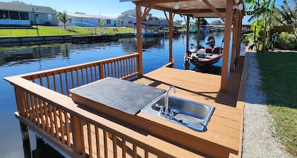 Shadow's Oasis, Tropical Cozy 2/2 w/ Pool, Sundeck & Fishing in your own space!
