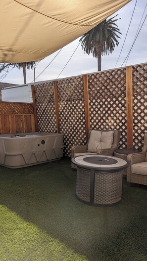 Outdoor spa tub - Chic Studio in WestLA (Los Angeles)