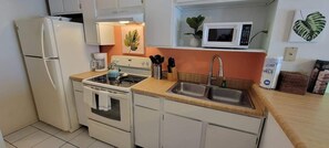 冷蔵庫、電子レンジ、オーブン、コンロ