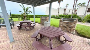 Outdoor dining - * BBQ * Cozy * Walkable Location Beachfront (South Padre Island)