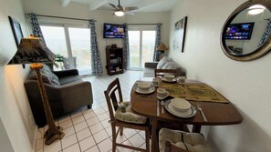 TV - * BBQ * Cozy * Walkable Location Beachfront (South Padre Island)