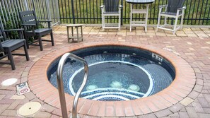 Outdoor spa tub - * BBQ * Cozy * Walkable Location Beachfront (South Padre Island)