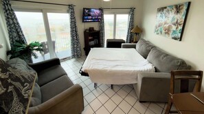 2 bedrooms, iron/ironing board, WiFi, bed sheets - * BBQ * Cozy * Walkable Location Beachfront (South Padre Island)