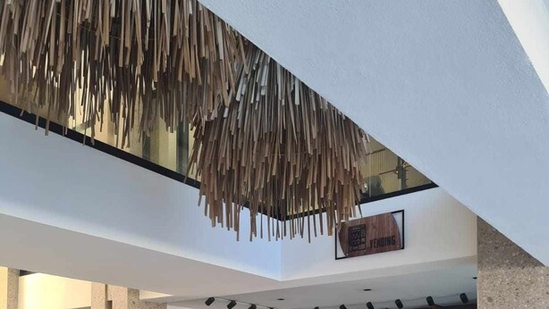 Ein modernes Interieur mit Essbereich, Bar und Sitzgelegenheiten.