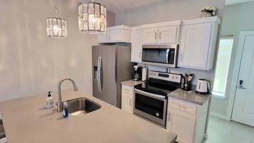 Refrigerador, microondas, horno, placa de cocina