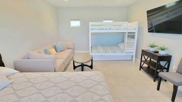 3 habitaciones, tabla de planchar con plancha, wifi y ropa de cama