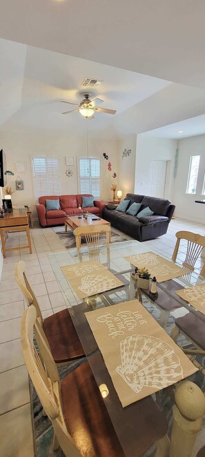 Dining - *Cozy 4 plex * Pool *Sleep Many *Super near Beach (South Padre Island)