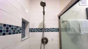 Regadera, secadora de cabello, toallas, shampoo 