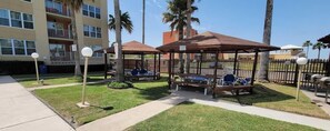 Outdoor dining - Great Pool " Beach Access " Small Family Perfect (South Padre Island)