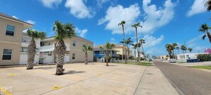 Property grounds - In Entertainment District " Ample Bedding " Pool (South Padre Island)