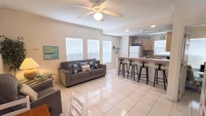 TV - EZ Access 1st Floor  " 5 mins to Beach " Pool (South Padre Island)