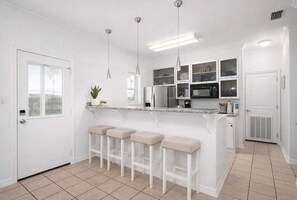 Fridge, microwave, oven, stovetop - 2 levels Big 3 bedroom " Near Beach " Pool (South Padre Island)