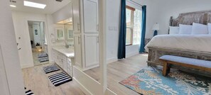 Een strijkplank/strijkijzer, wifi, beddengoed