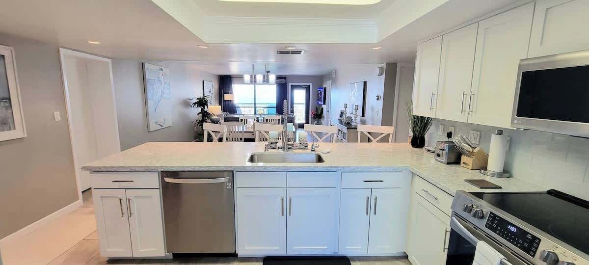 Refrigerador, microondas, horno y parrilla de estufa 