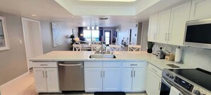 冷蔵庫、電子レンジ、オーブン、コンロ