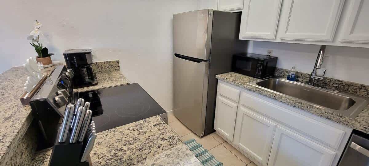 冷蔵庫、電子レンジ、オーブン、コンロ