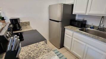 冷蔵庫、電子レンジ、オーブン、コンロ