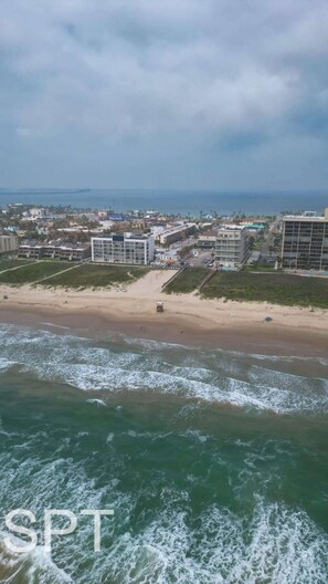 Beach nearby - Max Walkable Location " 1st Floor " 2 Patios (South Padre Island)