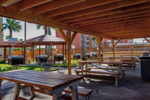 Outdoor dining - * EZ Beach Access Great Family Condo * SpaceX view (South Padre Island)