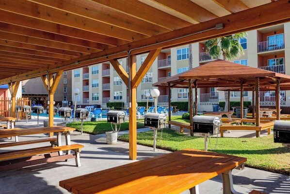 Outdoor dining - * EZ Beach Access Great Family Condo * SpaceX view (South Padre Island)