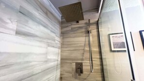 Dusche, Haartrockner, Handtücher, Shampoo