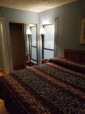 Iron/ironing board, WiFi, bed sheets - * Heart of Entertainment District (South Padre Island)