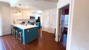 Een koelkast, een microgolfoven, een oven, een kookplaat