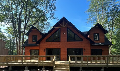 3 Bedroom chalet in Pocono Pines w/ Hot Tub, Sauna Close to lake, Ski Mountains 