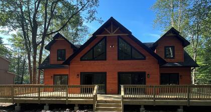 3 Bedroom chalet in Pocono Pines w/ Hot Tub, Sauna Close to lake, Ski Mountains