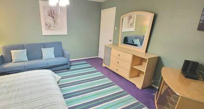 3 bedr w/private pool * 1 block to beach * Pets Ok