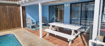 3 bedr w-private pool " 1 block to beach " Pets Ok