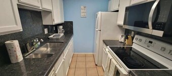 3 bedr w-private pool " 1 block to beach " Pets Ok