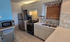 Een koelkast, een microgolfoven, een oven, een kookplaat