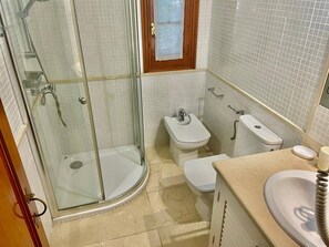 Shower, towels - 2.2. Ses Roques Vermelles - Menorca (IB)