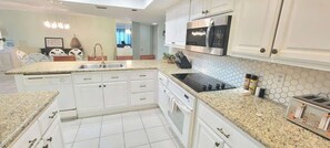 冷蔵庫、電子レンジ、オーブン、コンロ