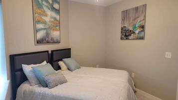 2 habitaciones, tabla de planchar con plancha, wifi y ropa de cama