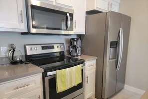 Een koelkast, een microgolfoven, een oven, een kookplaat