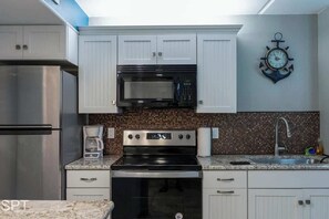 Fridge, microwave, oven, stovetop - Luxury 1 bedroom " Walk to Beach " Pool (South Padre Island)