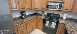 ثلاجة، ميكروويف، فرن، موقد طهي مسطح