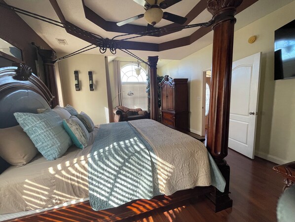 3 bedrooms, iron/ironing board, WiFi, bed sheets - Bright & cozy 3 bedroom home minutes from theme parks and many dining options. (Kathleen)