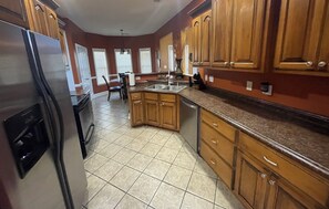 Microwave, oven, stovetop, dishwasher - Bright & cozy 3 bedroom home minutes from theme parks and many dining options. (Kathleen)