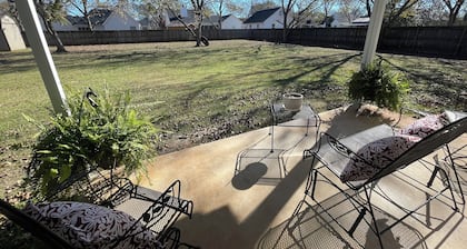 Bright & cozy 3 bedroom home minutes from theme parks and many dining options.