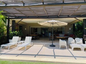 屋外ダイニングエリア