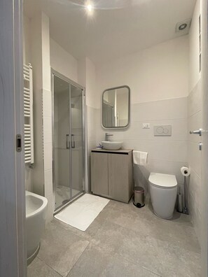 Douche, sĂšche-cheveux, bidet, serviettes fournies